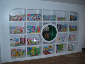 幼兒園圖書室書架.jpg